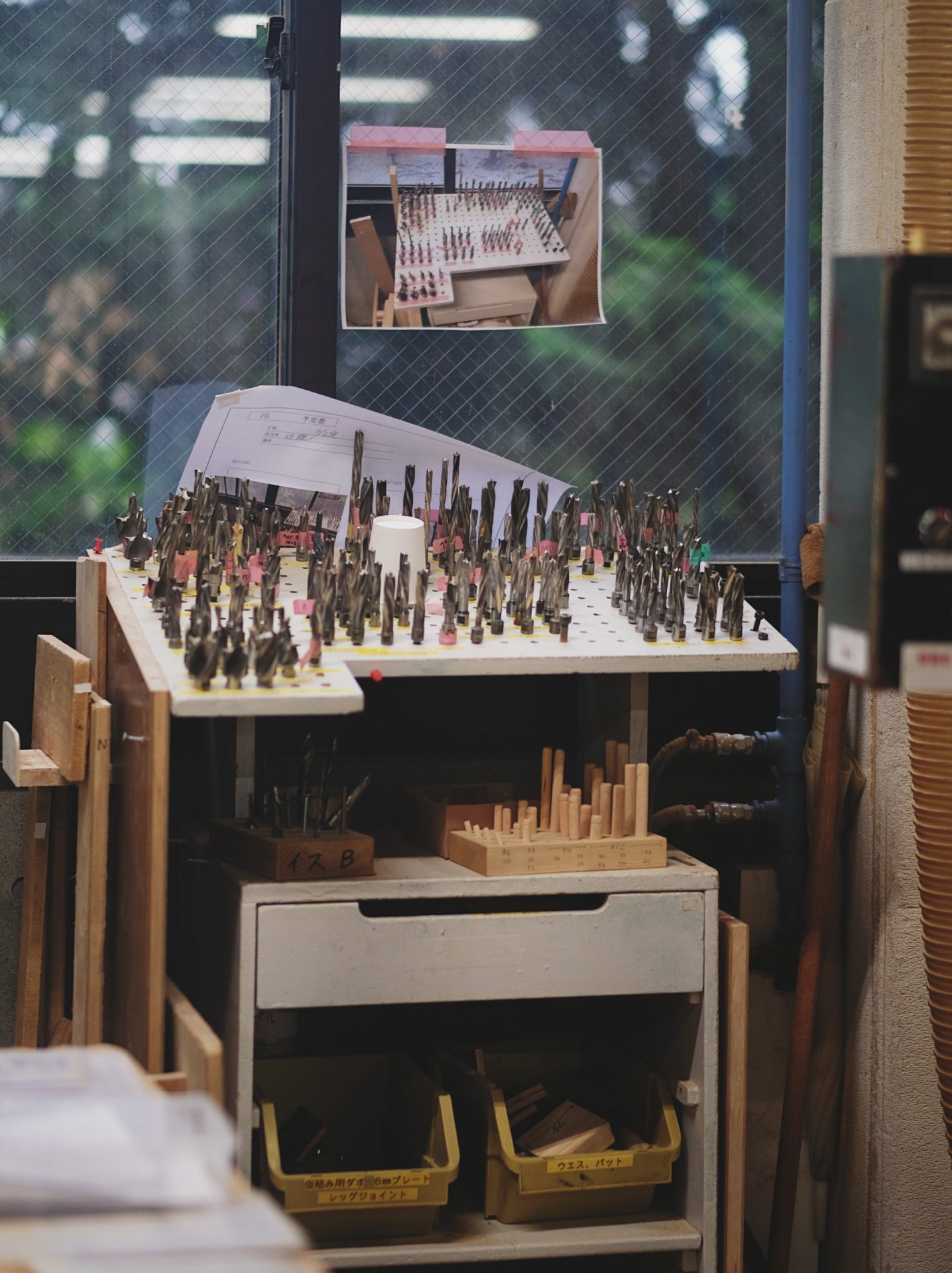 It's a tool shelf. Many screw bits are organized on the perforated board so neatly.