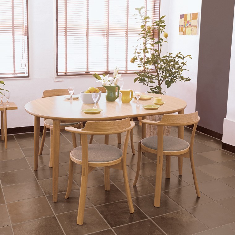 A small extension table. Originally it's round-shape and becomes oval-shape by being extended.