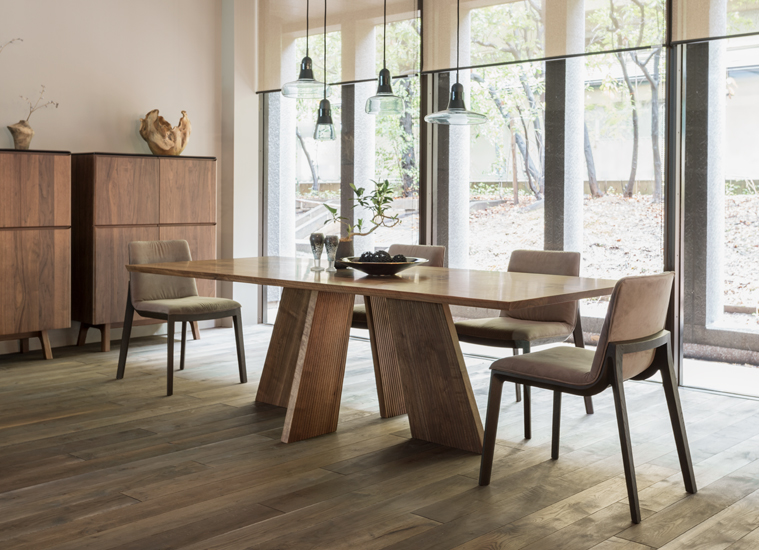 A dining table and four dining chairs displayed in our Osaka shop. The set was just close to the window.