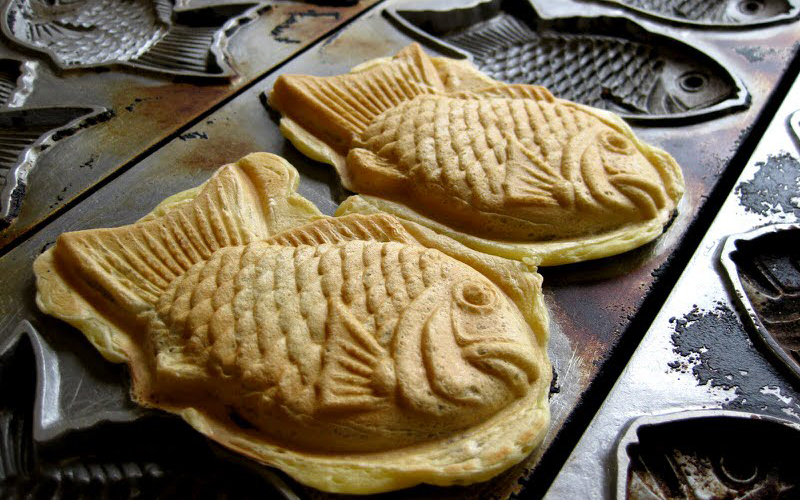 Taiyaki (Japanese pastry) baked on the mold. This is a standard type.