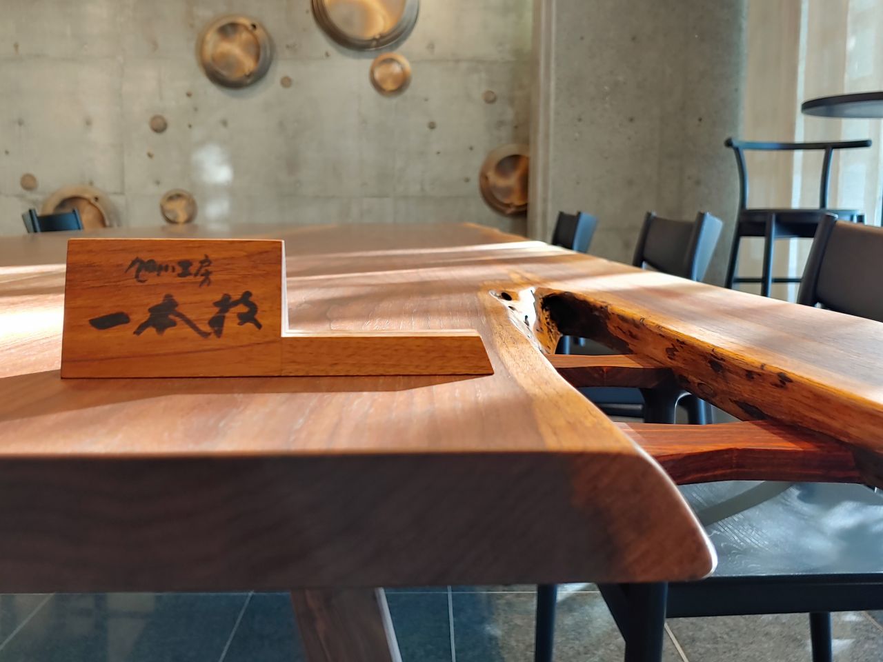 Our special table collection. The table top has strong characters such as knots, knobs, etc.