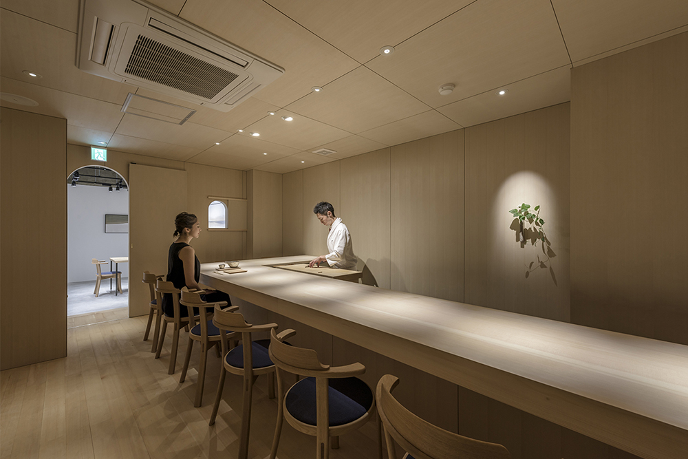 A sushi restaurant where CondeHouse Runt om chairs are lined up at the counter.