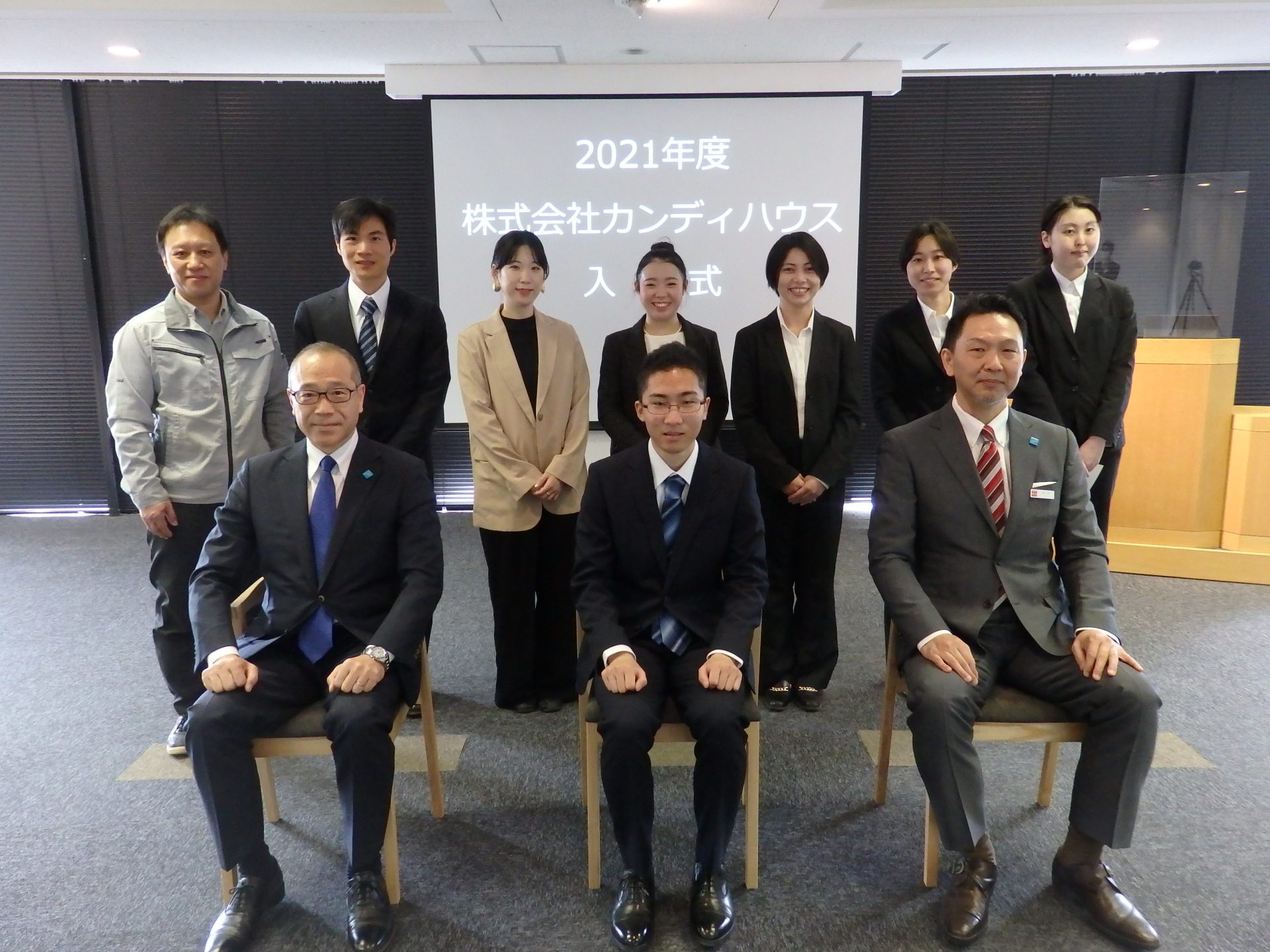 A commemorative photo shot taken after the company entrance ceremony of CondeHouse. There are the chairman and president of CondeHouse, and eight new employees.