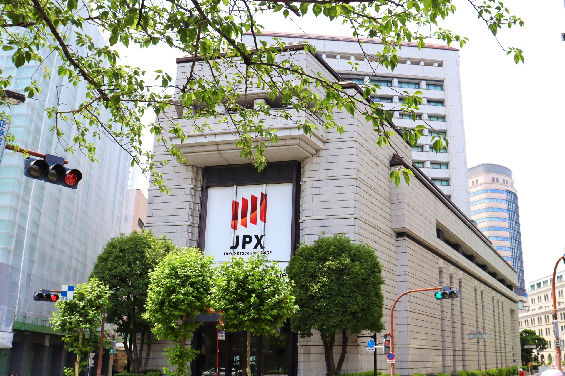 The front shot of the Japan Stock Exchange Market building