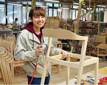 Our factory staff is sanding the frame of a dining chair.