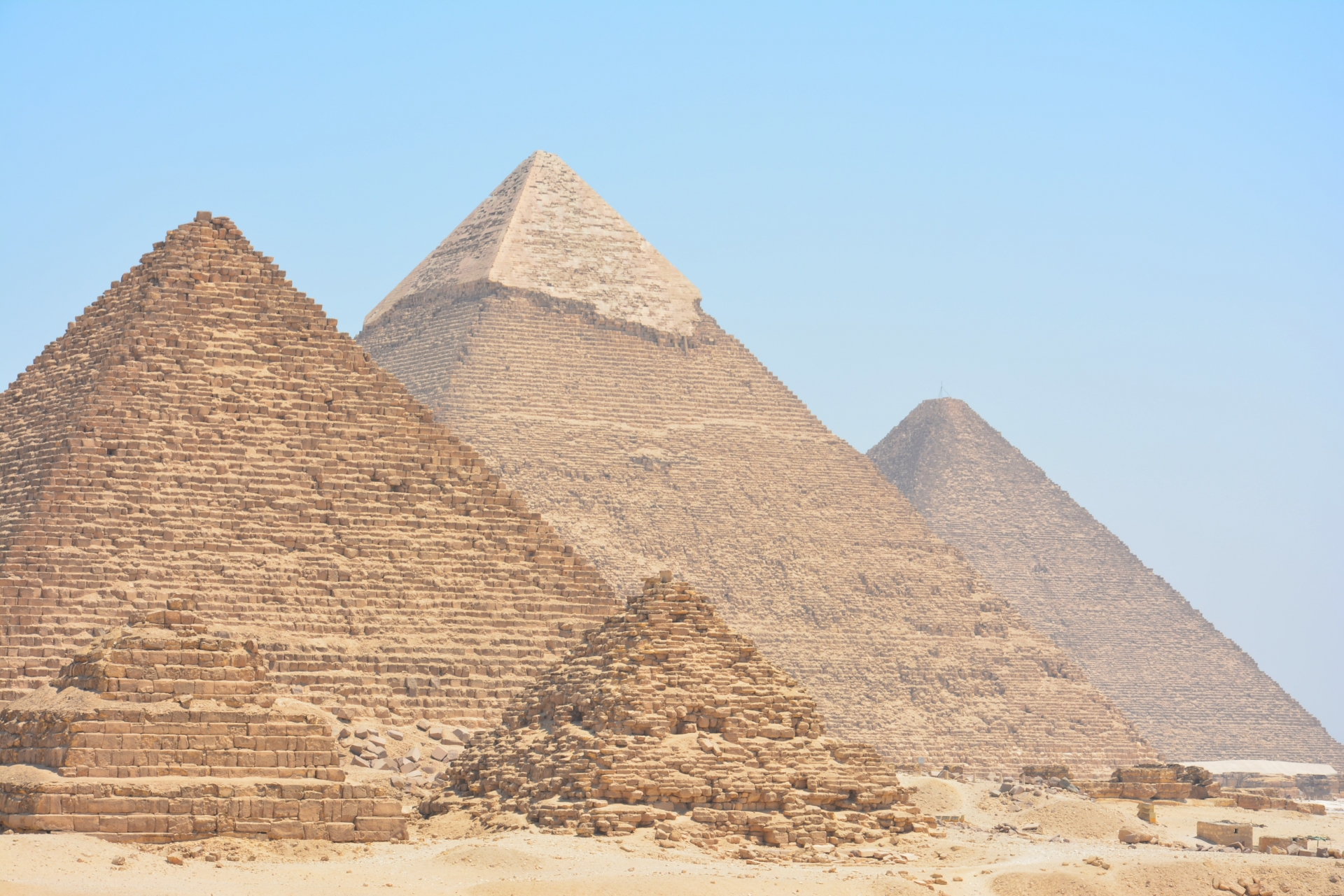 Great pyramid of Giza in the day time