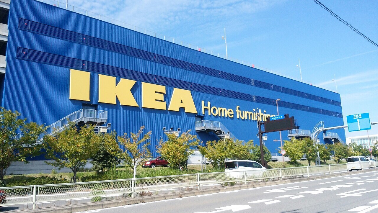 The image of an IKEA shop shot from the road in Yokohama