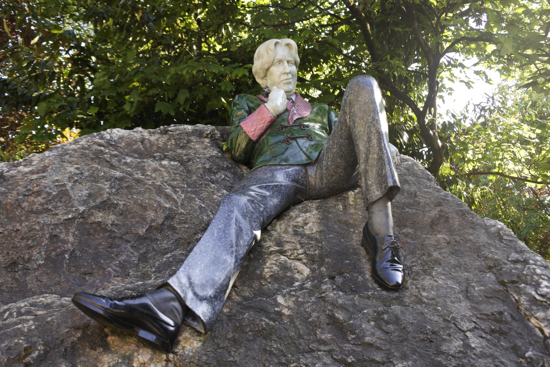 The statue of Oscar Wilde in the Merrion Square Park