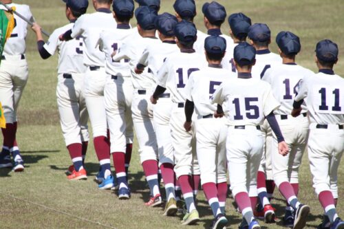 Japanese high school baseball team players are walking in orderly rows.
